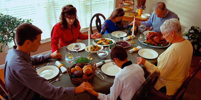 Foto familia orando - Dar gracias