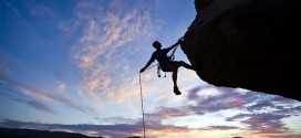Hombre-escalando-montana-valiente-valentia