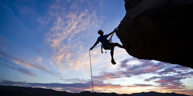 Hombre-escalando-montana-valiente-valentia