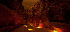 Foto Petra Jordania de noche - camino de luces