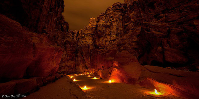 Foto Petra Jordania de noche - camino de luces