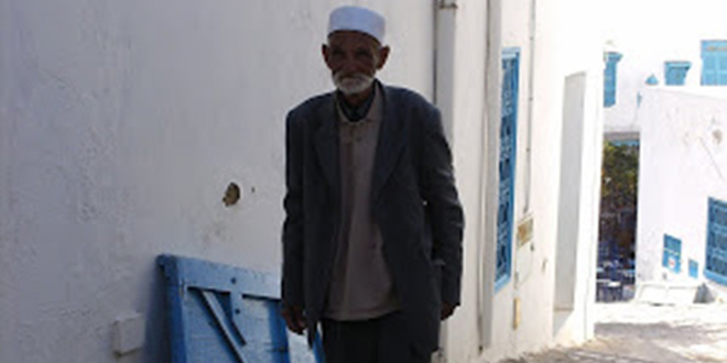 Hombre caminando en Tunez